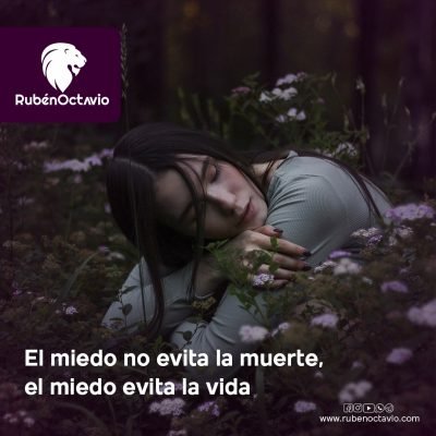 Rostro iluminado en tonos morados simbolizando reflexión sobre la muerte.