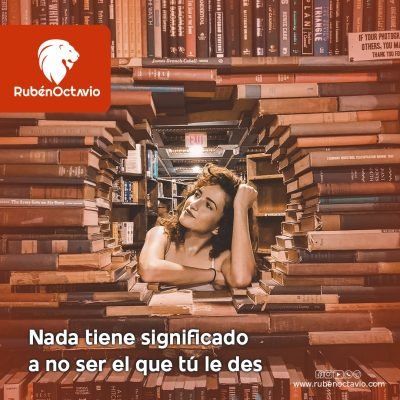 Mujer pensativa en una biblioteca rodeada de libros, simbolizando reflexión sobre los significados internos.