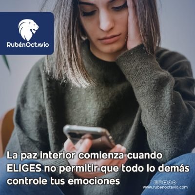 Mujer mirando su teléfono con expresión preocupada, simbolizando el control emocional.