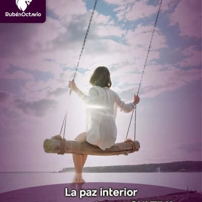 Persona en un columpio mirando el cielo, simbolizando que la paz interior se cultiva desde dentro.