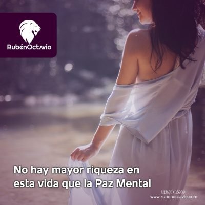 Mujer de espaldas en un entorno natural, simbolizando serenidad y paz mental.