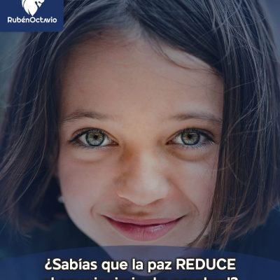 Primer plano de una joven mirando con serenidad simbolizando los efectos de la paz en el cerebro.