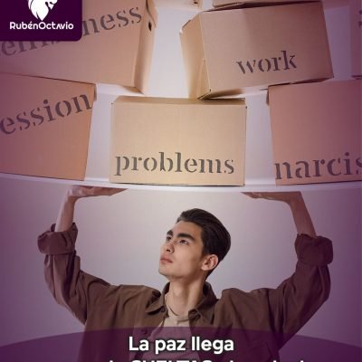 Hombre sosteniendo cajas simbólicas representando preocupaciones y control.