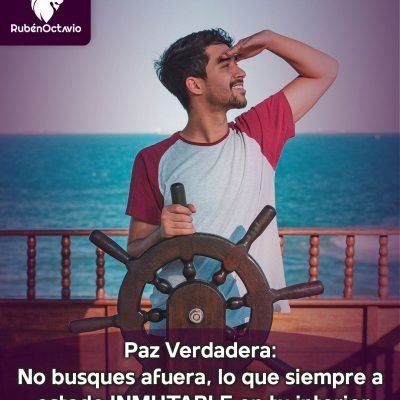 Hombre joven mirando al horizonte mientras sostiene el timón de un barco, simbolizando la paz interior.