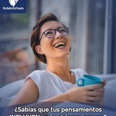 Mujer sonriendo con una taza en la mano, representando bienestar y cómo los pensamientos influyen en la salud del sistema inmune.