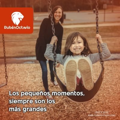 Niña sonriendo en un columpio mientras su madre la impulsa, simbolizando la alegría en los pequeños momentos.