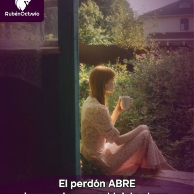 Mujer sentada con una taza mirando hacia un jardín, simbolizando la apertura interior que ofrece el perdón.