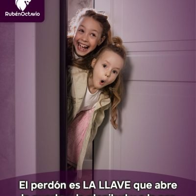 Niñas abriendo una puerta simbolizando cómo el perdón abre paso a la plenitud y la paz.