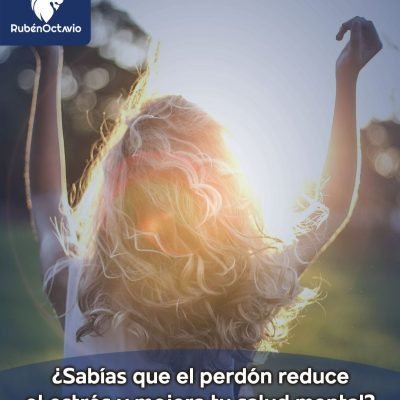 Persona levantando los brazos al sol, reflejando liberación y bienestar.