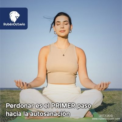 Mujer meditando al aire libre simbolizando el perdón como primer paso hacia la autosanación.