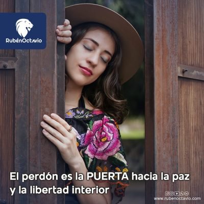 Mujer apoyada en una puerta con expresión serena, simbolizando que el perdón abre paso a la paz interior.