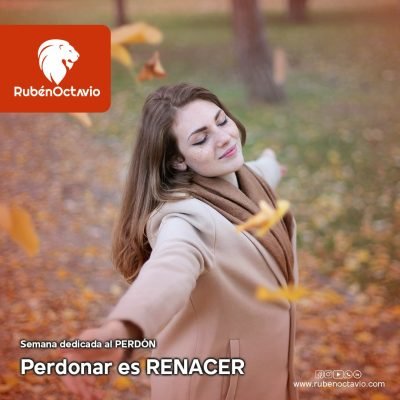 Mujer con los brazos abiertos simbolizando libertad emocional y el acto de perdonar.