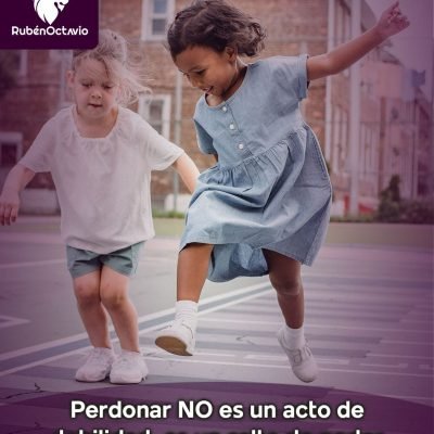 Niñas saltando juntas, simbolizando libertad a través del perdón.