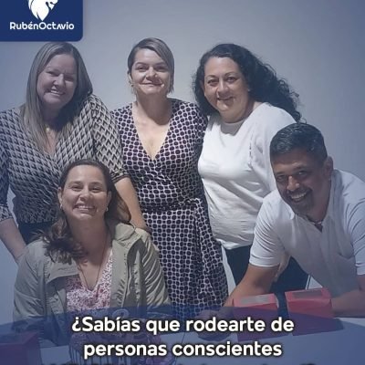 Grupo de personas adultas sonriendo juntas en una fotografía grupal.