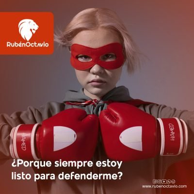 Niña con antifaz rojo y guantes de boxeo simbolizando defensa y reacciones impulsivas del ego.