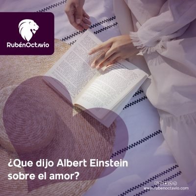 Persona leyendo un libro al aire libre con un corazón superpuesto.