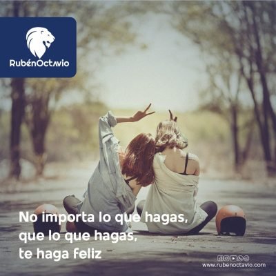 Dos mujeres sentadas en la carretera levantando las manos con mensaje sobre hacer lo que te hace feliz.