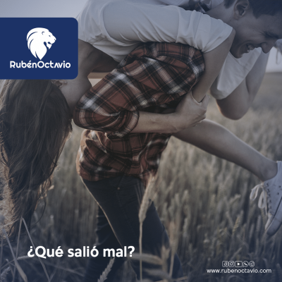 Pareja jugando en un campo simbolizando el inicio inocente de una relación.