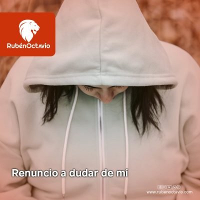 Mujer con sudadera inclinando la cabeza en señal de introspección, representando el acto de renunciar a la duda interior.