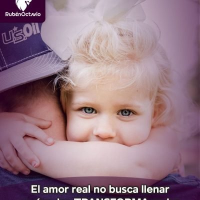 Niña abrazando con ternura, simbolizando el amor que transforma los vacíos en luz.