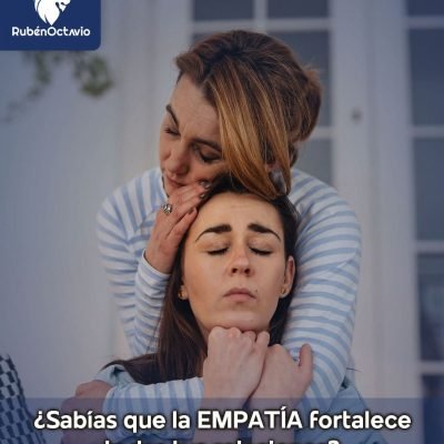 Dos mujeres abrazándose con ternura, simbolizando la empatía y la conexión emocional genuina.