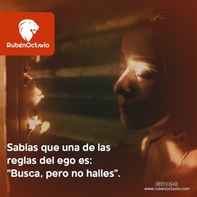 Rostro iluminado por una rendija de luz entre sombras, simbolizando cómo el ego opera oculto.