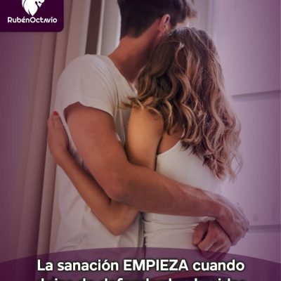 Sanación dejar de defender tus heridas. Pareja abrazándose con suavidad, simbolizando vulnerabilidad y sanación emocional.