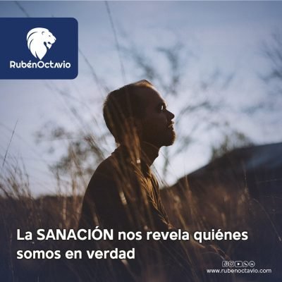 Hombre meditando en un campo al atardecer simbolizando el proceso de sanación interior.