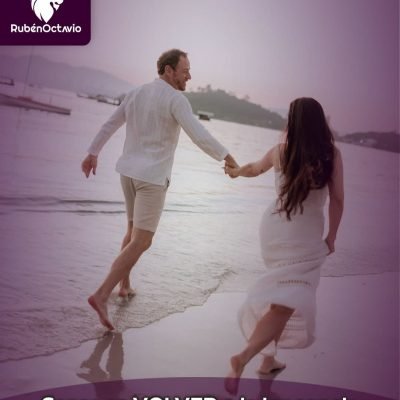 Pareja tomada de la mano caminando hacia el mar al atardecer, simbolizando paz y retorno a la inocencia.