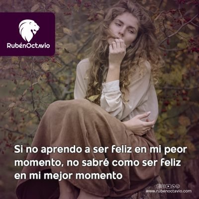 Mujer pensativa sentada entre ramas, simbolizando reflexión interior y búsqueda de felicidad.