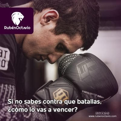Hombre con guantes de boxeo reflexionando sobre sus batallas internas