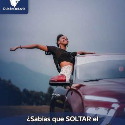 Persona disfrutando con los brazos abiertos fuera de un auto en movimiento, simbolizando libertad y soltar el control.