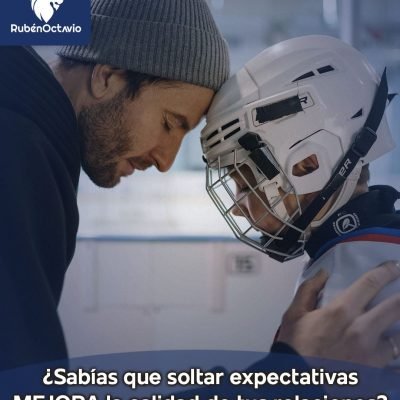 Soltar expectativas relaciones. Padre e hijo juntos tocando sus frentes en un gesto de conexión y comprensión.
