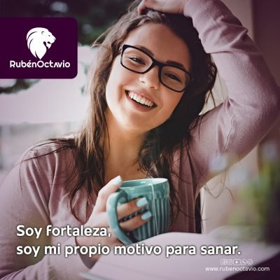 Mujer sonriente con taza en la mano representando la fortaleza interior y el proceso de sanación emocional.