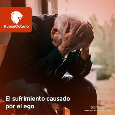 Hombre mayor sosteniendo su cabeza, simbolizando el sufrimiento causado por el ego.