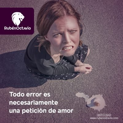 Mujer en el suelo con expresión de angustia junto a un helado caído, simbolizando error y pedido de amor.