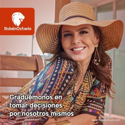 Mujer sonriendo con sombrero representando autonomía y decisión personal