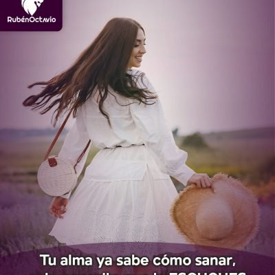Mujer caminando con serenidad en un campo, simbolizando conexión con el alma.