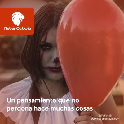 Mujer con maquillaje de payaso sosteniendo un globo rojo, simbolizando el peso de los pensamientos que no perdonan.