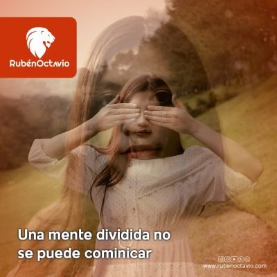 Imagen de una mujer con los ojos cubiertos en doble exposición, representando una mente dividida y la falta de claridad interior. RubénOctavio Psicoterapia Integral.