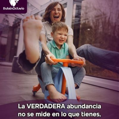 Madre e hijo jugando con alegría, reflejando abundancia interior y plenitud.