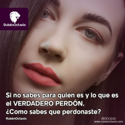 Primer plano de una mujer reflexiva, representando la introspección necesaria para comprender el verdadero perdón.