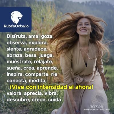 Mujer sonriendo en un campo al viento, simbolizando vivir con intensidad el presente